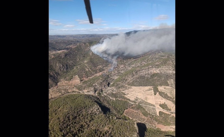 Cortada la T-702 entre Vilella Baixa y Cabacés por el incendio