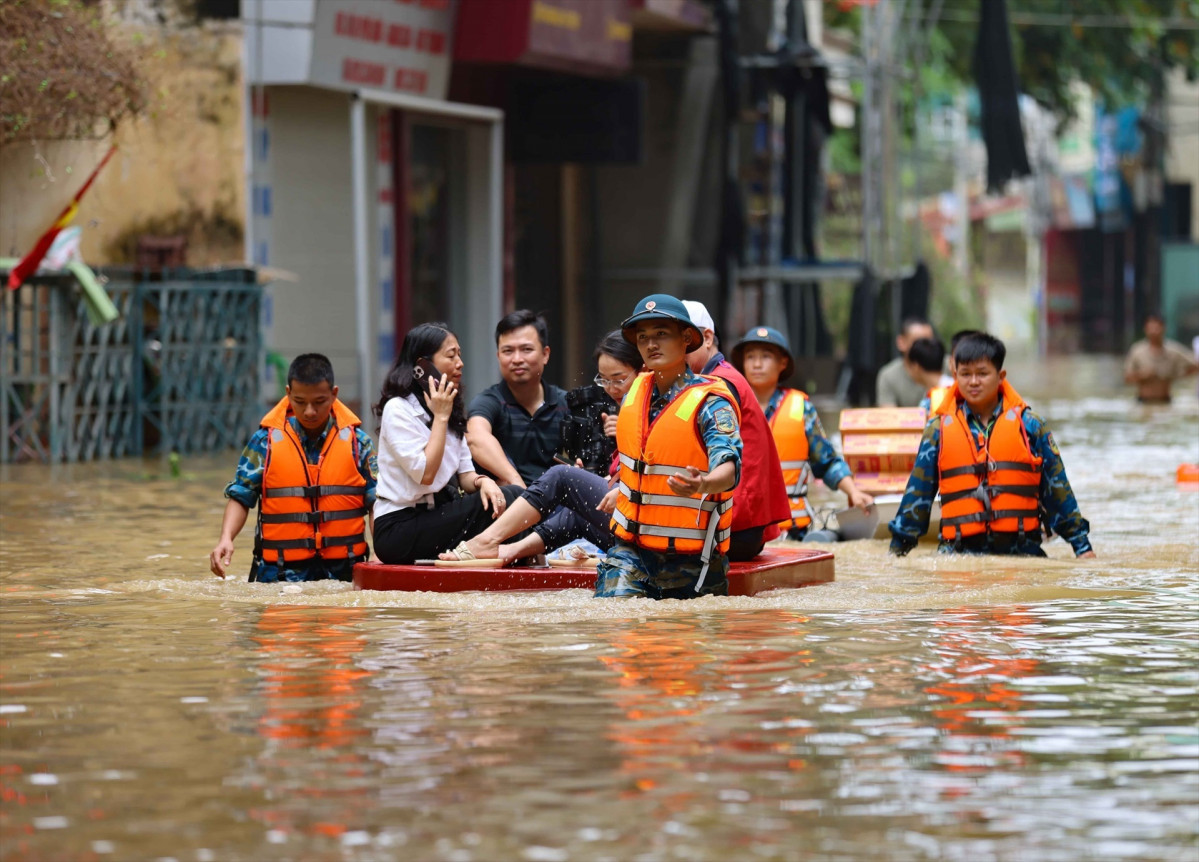 EuropaPress 6207201 hanoi sept 12 2024    rescuers evacuate local residents affected by