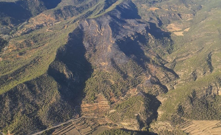 Los Bombers siguen trabajando en el perímetro del incendio estabilizado de Cabacés