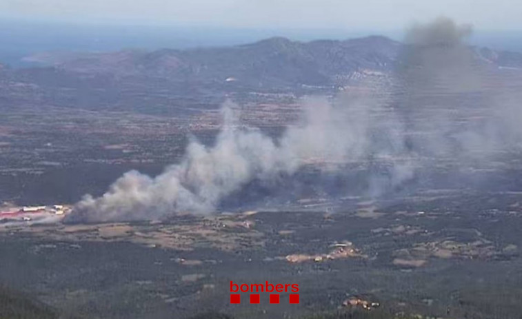 Un incendio en el Alt Empordà corta la circulación del AVE y de la AP-7