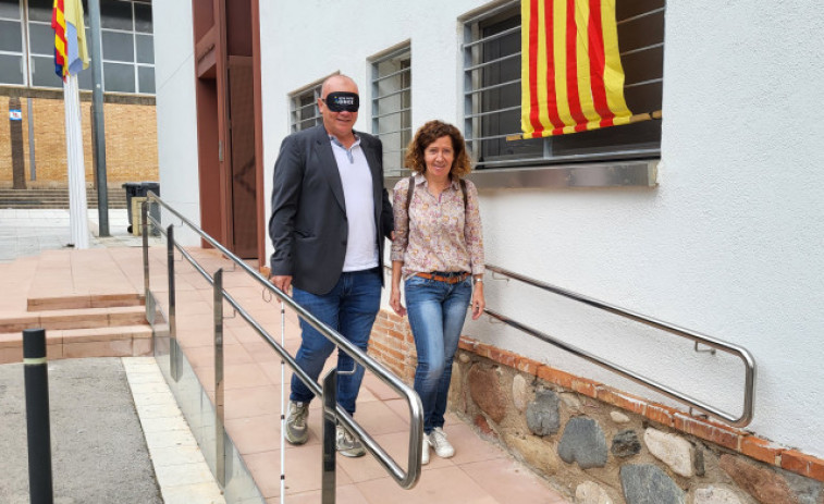 El alcalde de Canovelles vive en primera persona un paseo a ciegas por la calle