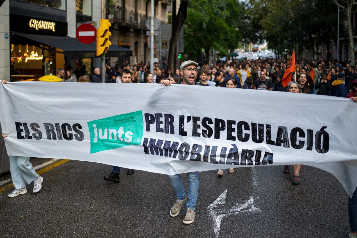 EuropaPress 6220685 protesta convocada sindicat llogateres sede junts barcelona catalunya 18