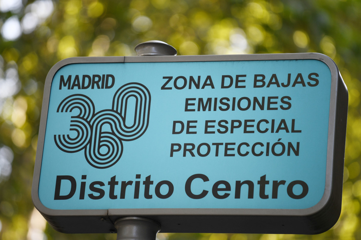 EuropaPress 6217866 cartel indica zona bajas emisiones 360 distrito centro 17 septiembre 2024