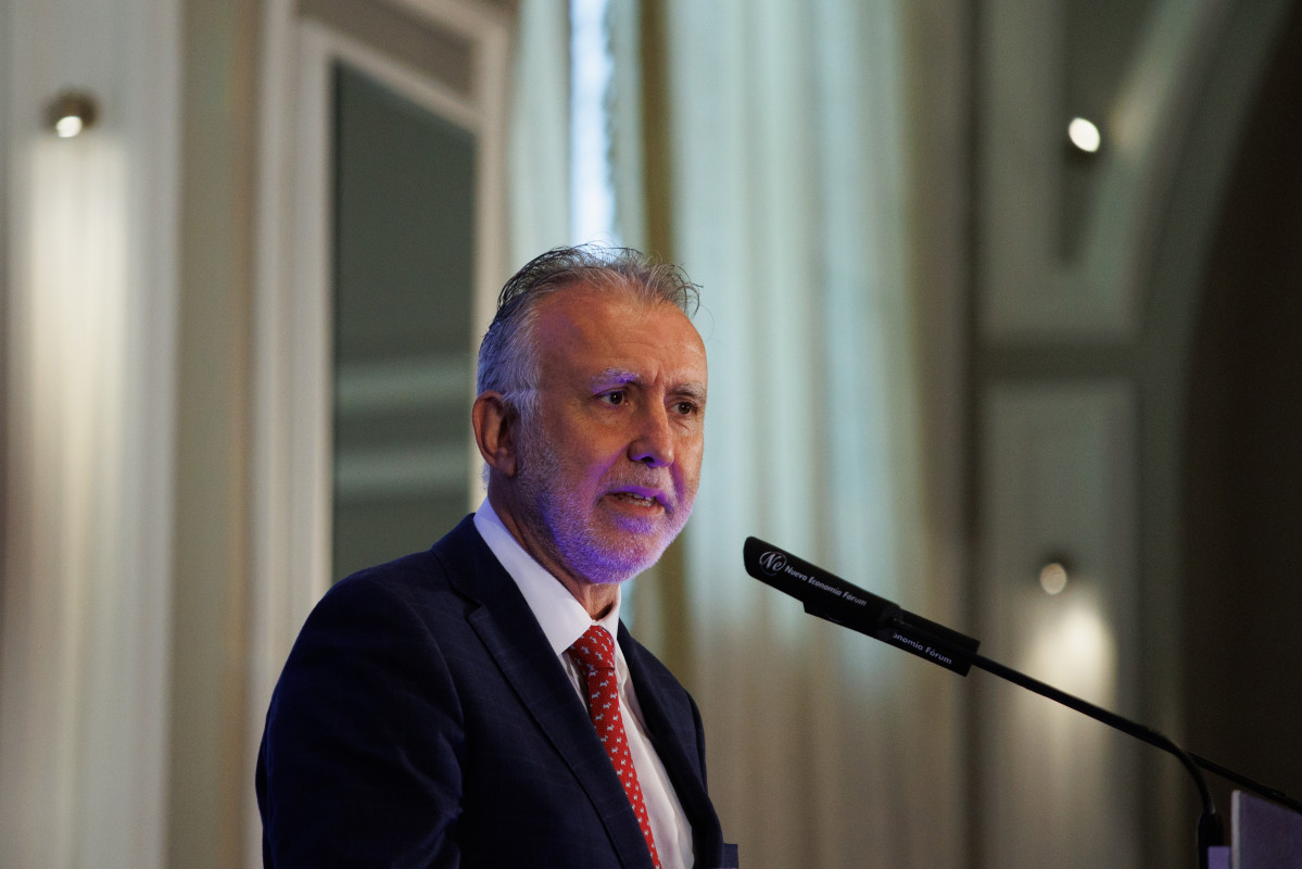 El ministro de Política Territorial y Memoria Democrática, Ángel Víctor Torres, interviene durante un desayuno informativo de Forum Europa, en el Hotel Mandarin Oriental Ritz, a 19 de septiembre d