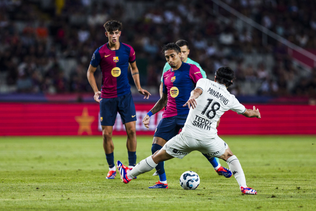 EuropaPress 6156351 raphinha dias belloli of fc barcelona competes for the ball with takumi