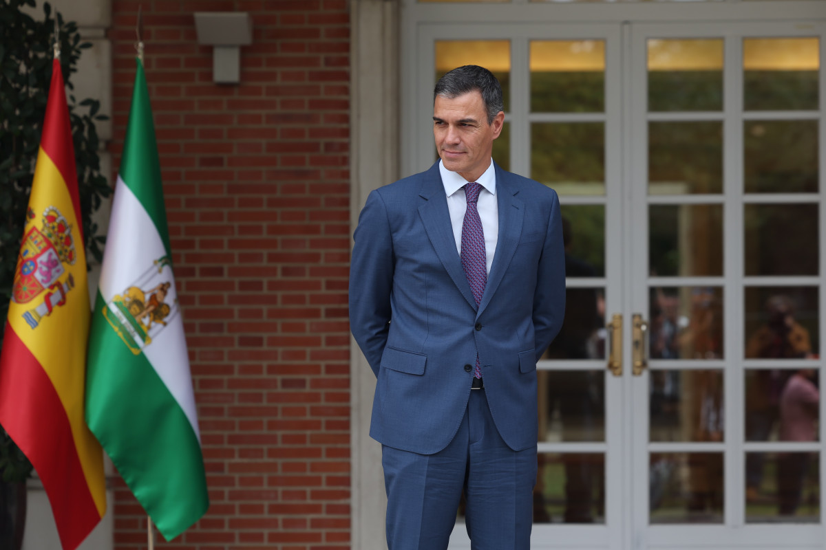 MADRID, 20/09/2024.-El jefe del Ejecutivo, Pedro Sánchez, sale a recibir este viernes en la Moncloa al presidente de la Junta de Andalucía Juanma Moreno, en el marco de la ronda de contactos con tod