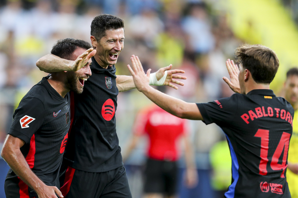 EuropaPress 6228655 robert lewandowski of fc barcelona celebrates goal with teammates during