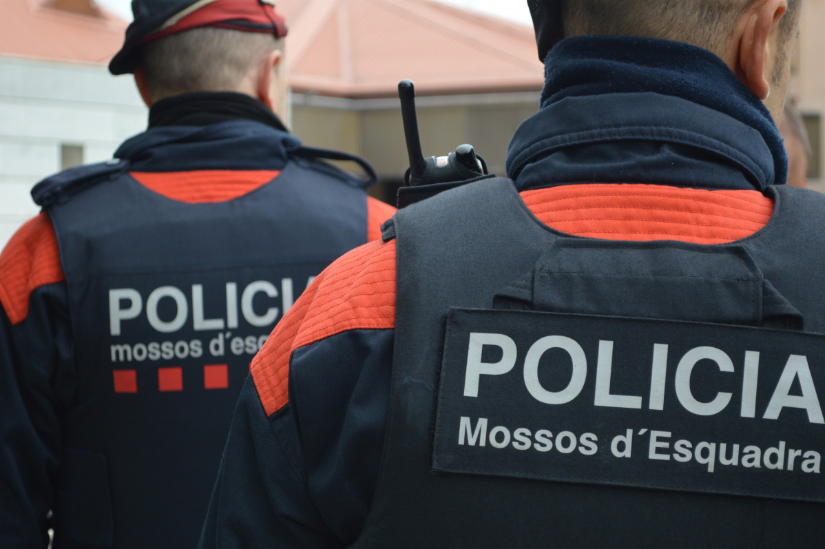 Archivo - Dos agentes de Mossos d'Esquadra (Recurso)