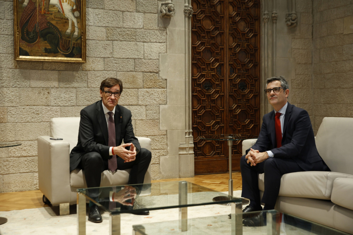 El presidente de la Generalitat, Salvador Illa, recibe al ministro de Presidencia, Justicia y Relaciones con las Cortes, Félix Bolaños, en el Palau de la Generalitat.