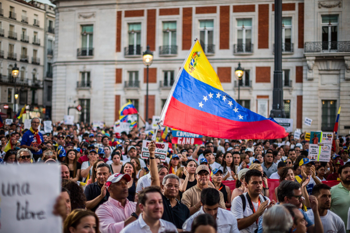 EuropaPress 6245273 august 2024 madrid spain protester holds venezuelan flag during protest in