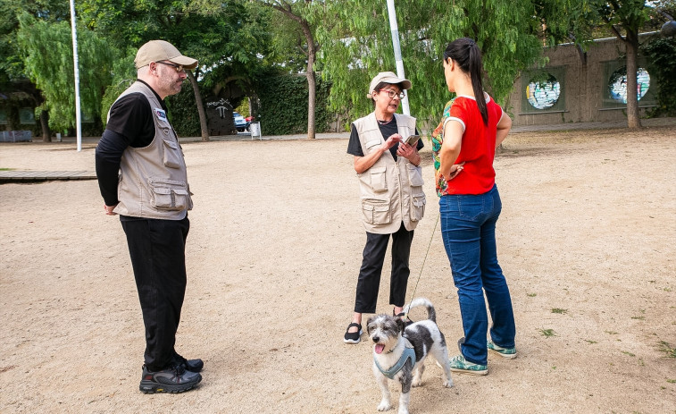 Barcelona repartirá bolsas y botellas a propietarios de perros para limpiar excrementos y orines