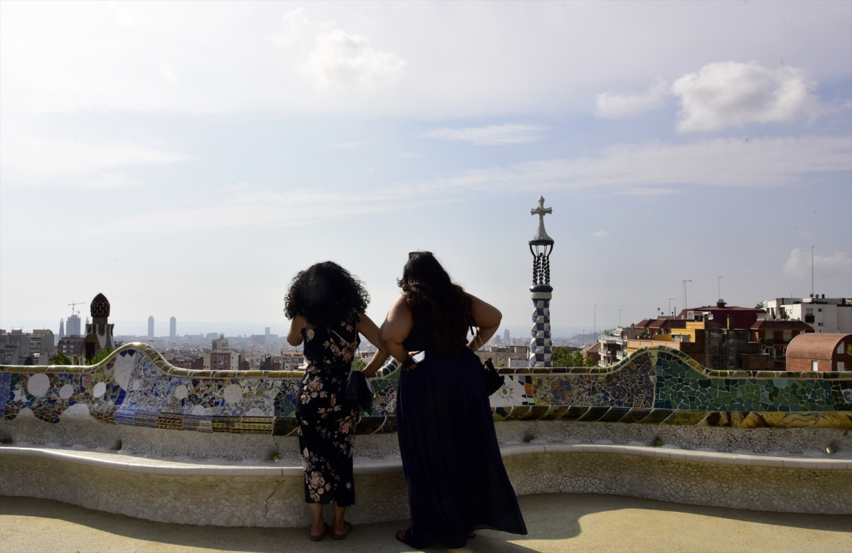 EuropaPress 3274608 varias personas disfrutan mosaicos gaudi ubicados park guell ya permanece