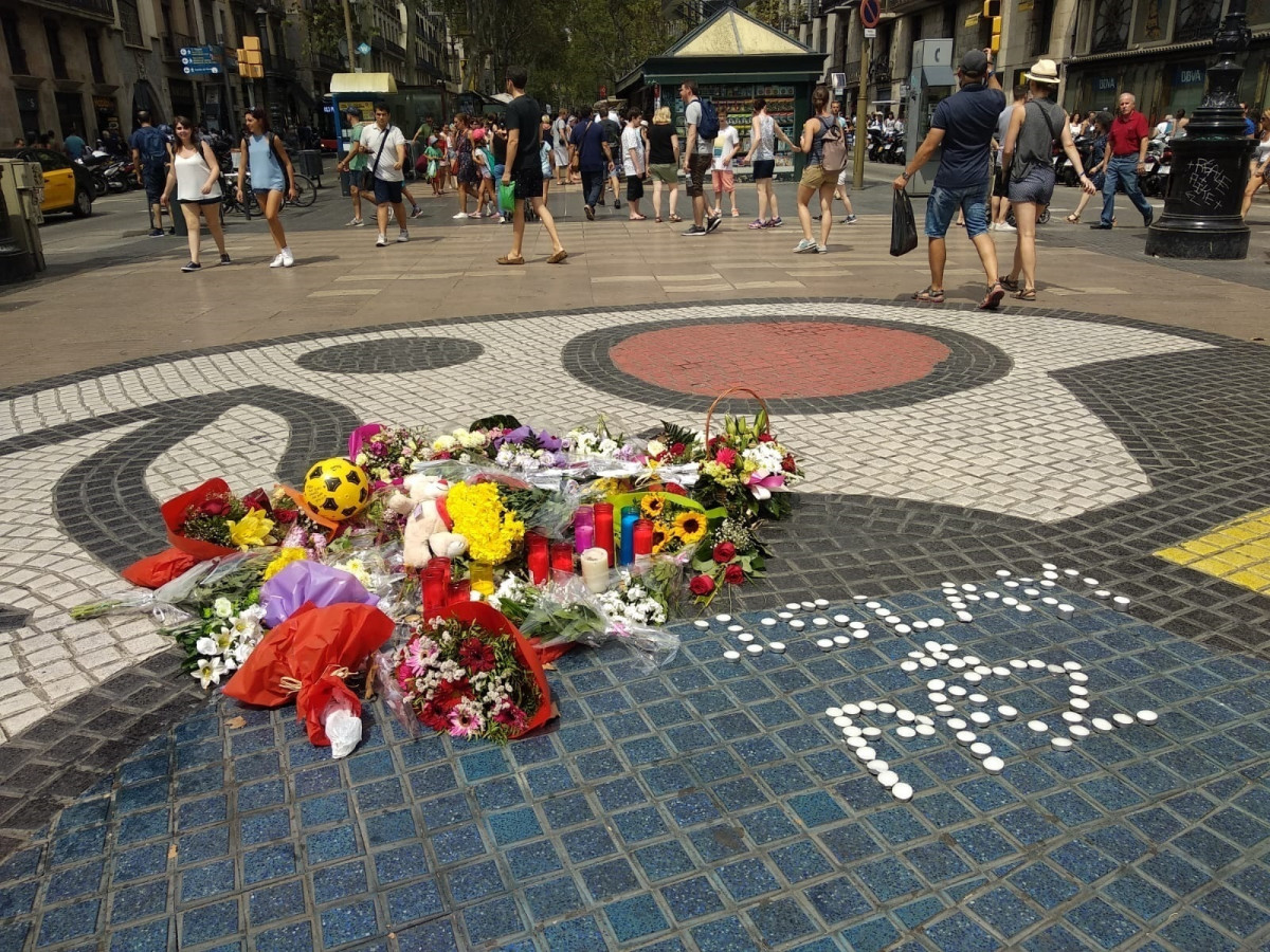 EuropaPress 1696172 empiezan depositar flores rambla recordar atentado primer aniversario