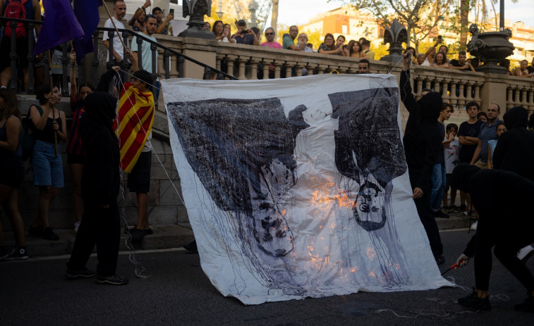 Detenidos tres militantes de Arran por dañar la fachada de la Generalitat durante la Diada