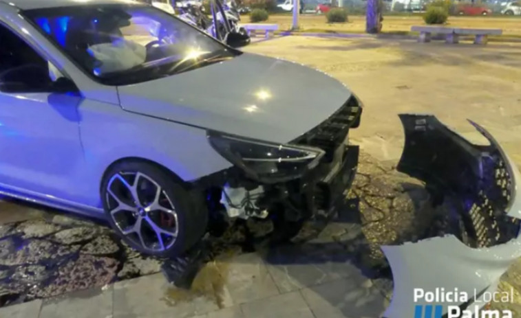 Un conductor borracho estrella su coche contra un bordillo