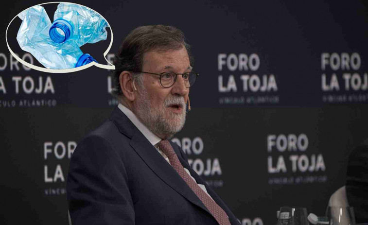 VÍDEO | El gran drama de Rajoy: no sabe beber agua con los nuevos tapones adheridos a las botellas