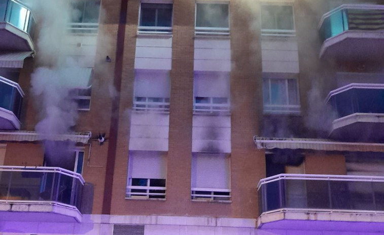 Extinguido un incendio en un edificio de cuatro plantas de Reus