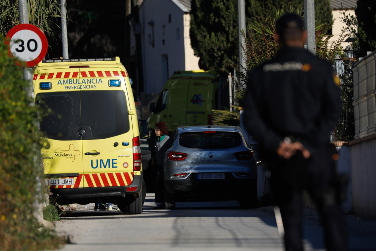 EuropaPress 4887950 ambulancia recoge liberada casa donde hombre atrincherado armado herido