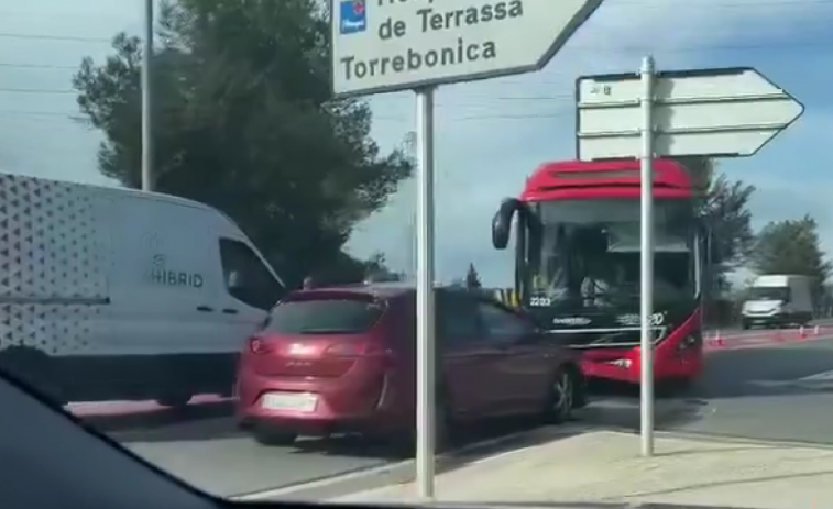 ¡Nuevo accidente en Terrassa! Un autobús municipal choca contra un coche dejando varios heridos