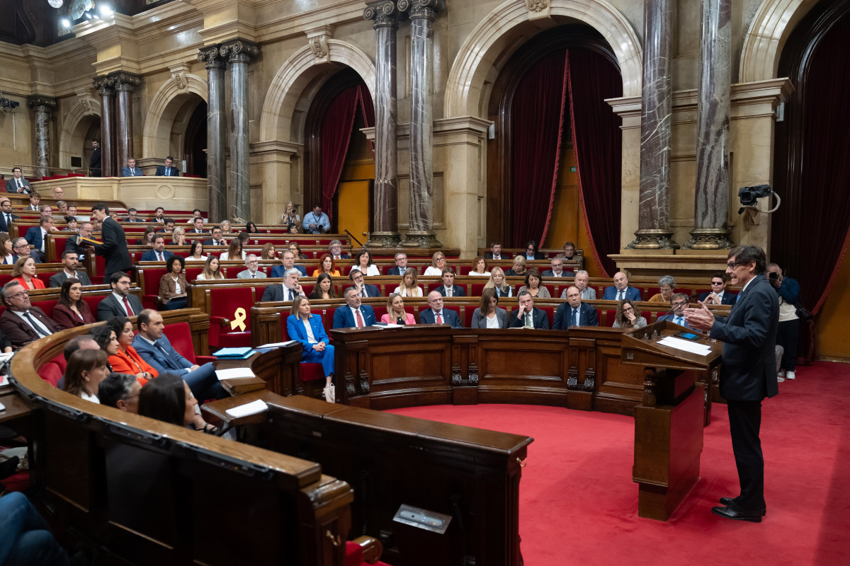 El presidente de la Generalitat de Catalunya, Salvador Illa, interviene durante un debate de Política General en el Parlament de Catalunya, a 9 de octubre de 2024, en Barcelona, Catalunya (España). 