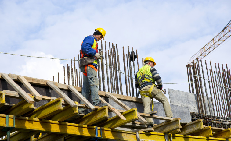 La escasez de mano de obra y el aumento de costes amenazan al sector de la construcción en España