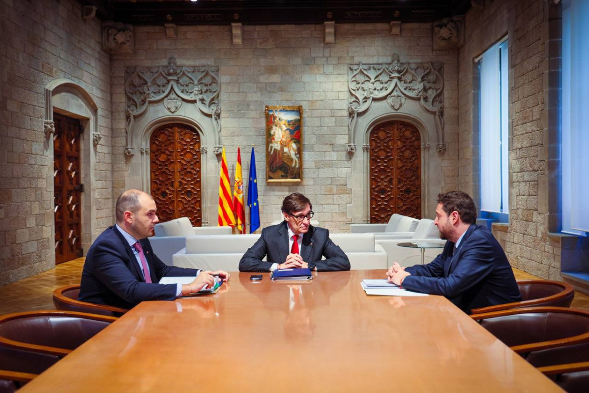 El presidente de la Generalitat, Salvador Illa (c), y el conseller de la Presidencia, Albert Dalmau (i), se reúnen con el alcalde de Tarragona, Rubén Viñuales (d)