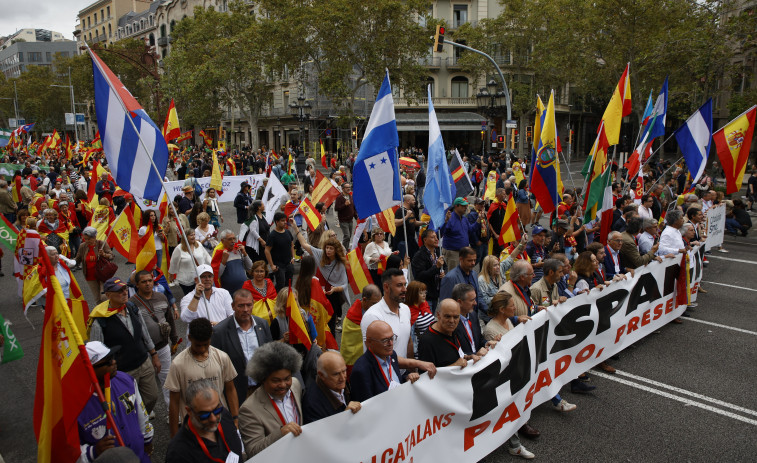 Unas 500 personas se manifiestan por el 12 de octubre en Barcelona