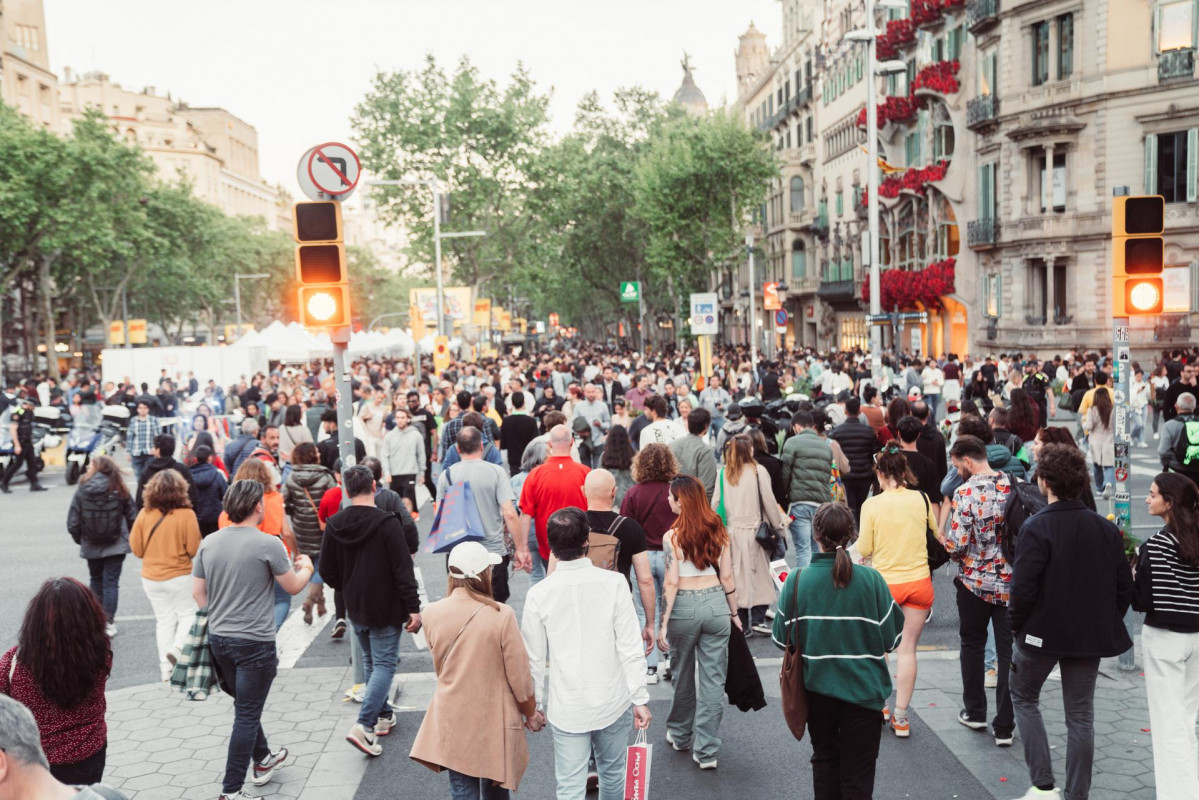 Gente cruzando las calles de Barcelona   People crossing Barcelona streets (1)