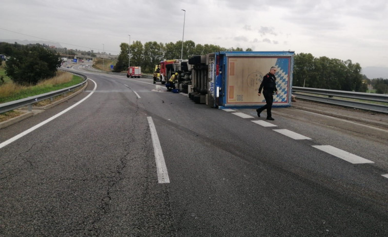 Un camión de cerdos vuelca en el Eix Transversal de Barcelona y vierte combustible