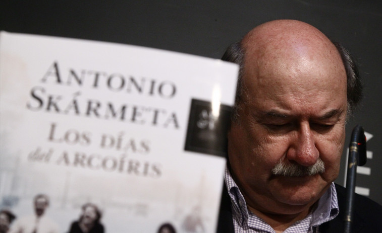 Muere el escritor chileno Antonio Skármeta, autor de 'Ardiente paciencia' y Premio Planeta en 2003