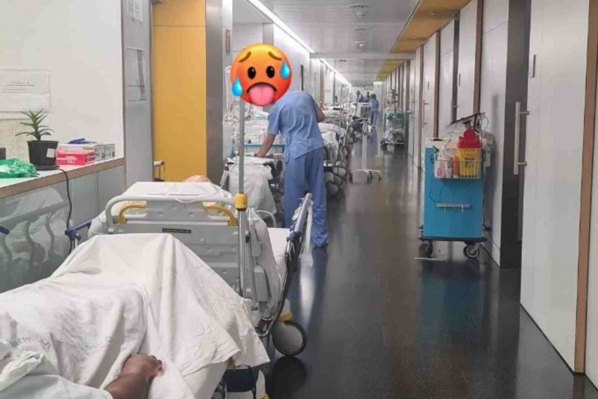 Pasillos llenos de pacientes en el Hospital del Mar