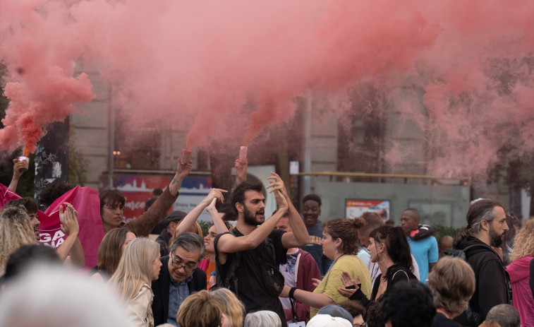 Un millar de personas se manifiesta contra el desalojo de la Antiga Massana en Barcelona