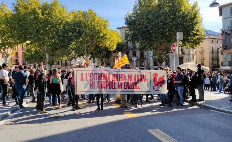 Centenares de personas protestan contra Orriols y 