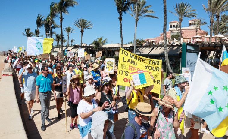 Unas 10.000 personas asisten a las manifestaciones contra el turismo masivo en Canarias