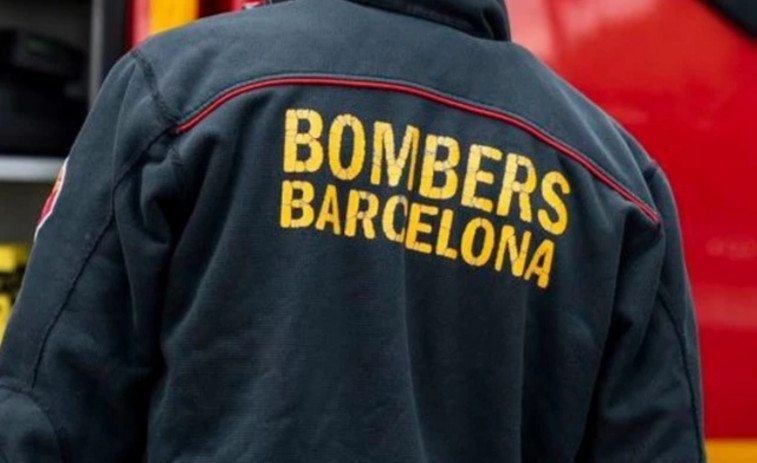 Los Bombers trabajan en el incendio de un transformador en la Diagonal de Barcelona