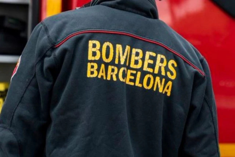 Los Bombers trabajan en el incendio de un transformador en la Diagonal de Barcelona