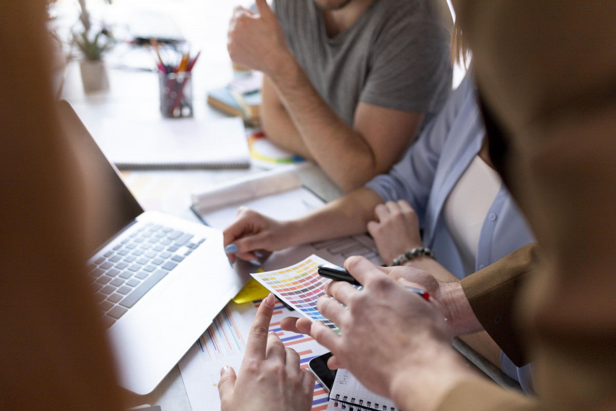 People brainstorming work meeting