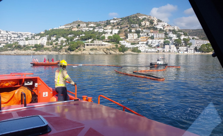 Un pesquero se hunde frente a la playa de l'Almadrava en Roses y provoca una fuga de gasoil