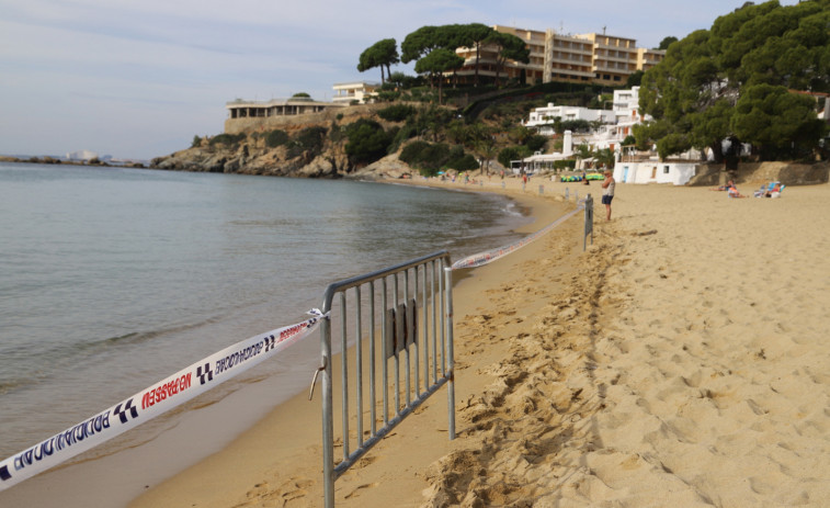 Roses cierra la zona de baño de la playa de la Almadrava por la fuga de gasóleo