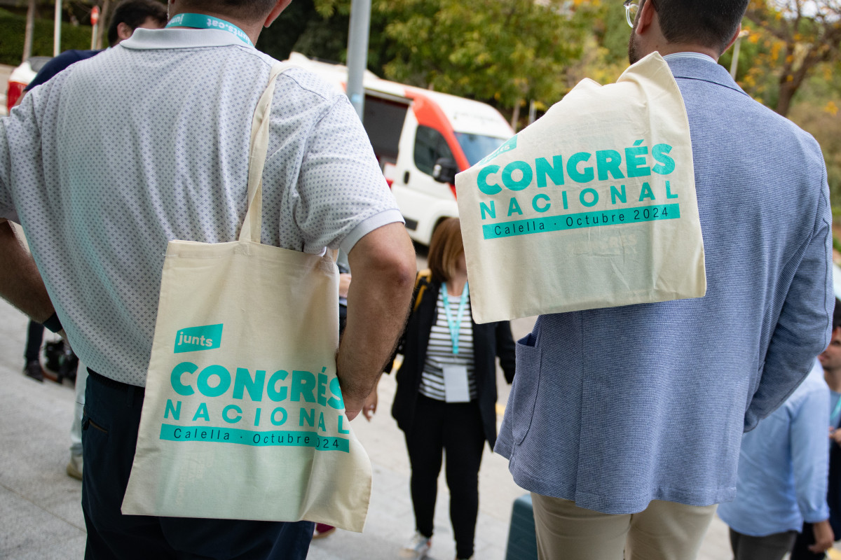 EuropaPress 6301907 dos personas bolsas publicitarias congreso junts 25 octubre 2024 calella