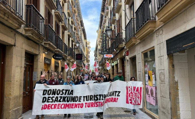 Un millar de personas se manifiestan en San Sebastián para protestar contra los efectos de la 'turistificación'