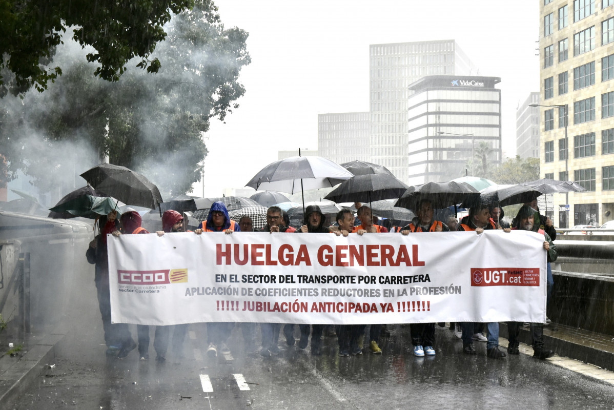 Manifestantes durante una marcha por la huelga de los conductores de autobús en Barcelona.