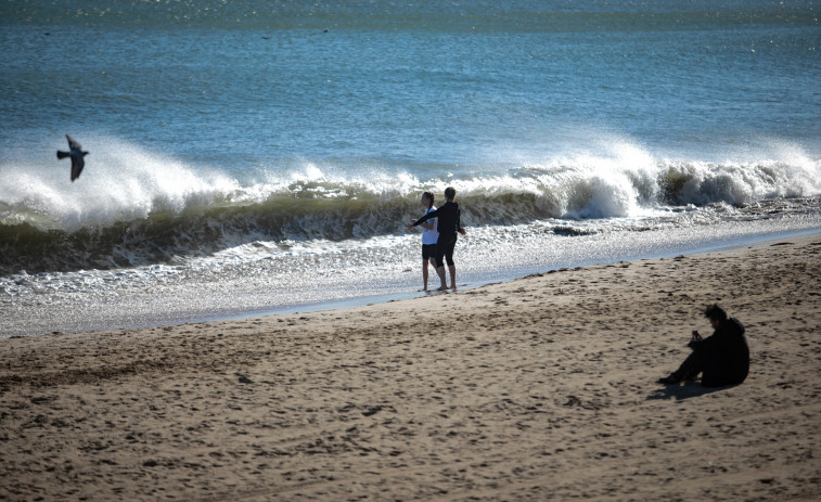 ¡Surfistas invaden las playas de Barcelona ante un aviso de oleaje!