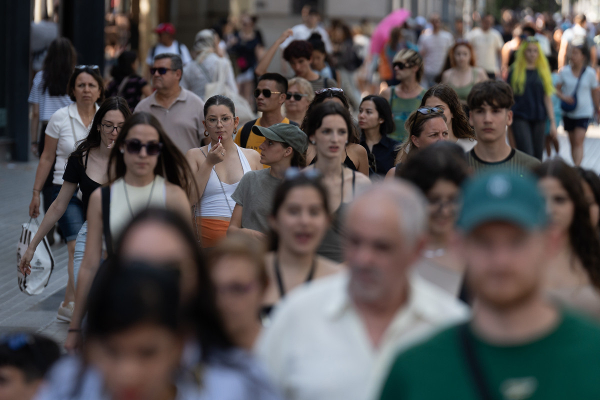 Archivo - Decenas de personas caminan por el centro de la ciudad, a 5 de julio de 2024, en Barcelona, Catalunya