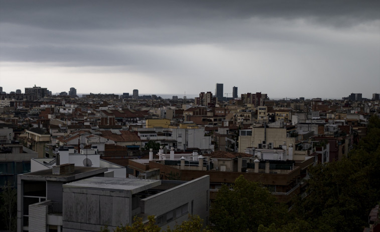 Impresionantes imágenes de las primeras inundaciones en Barcelona: la ciudad entra en alerta máxima