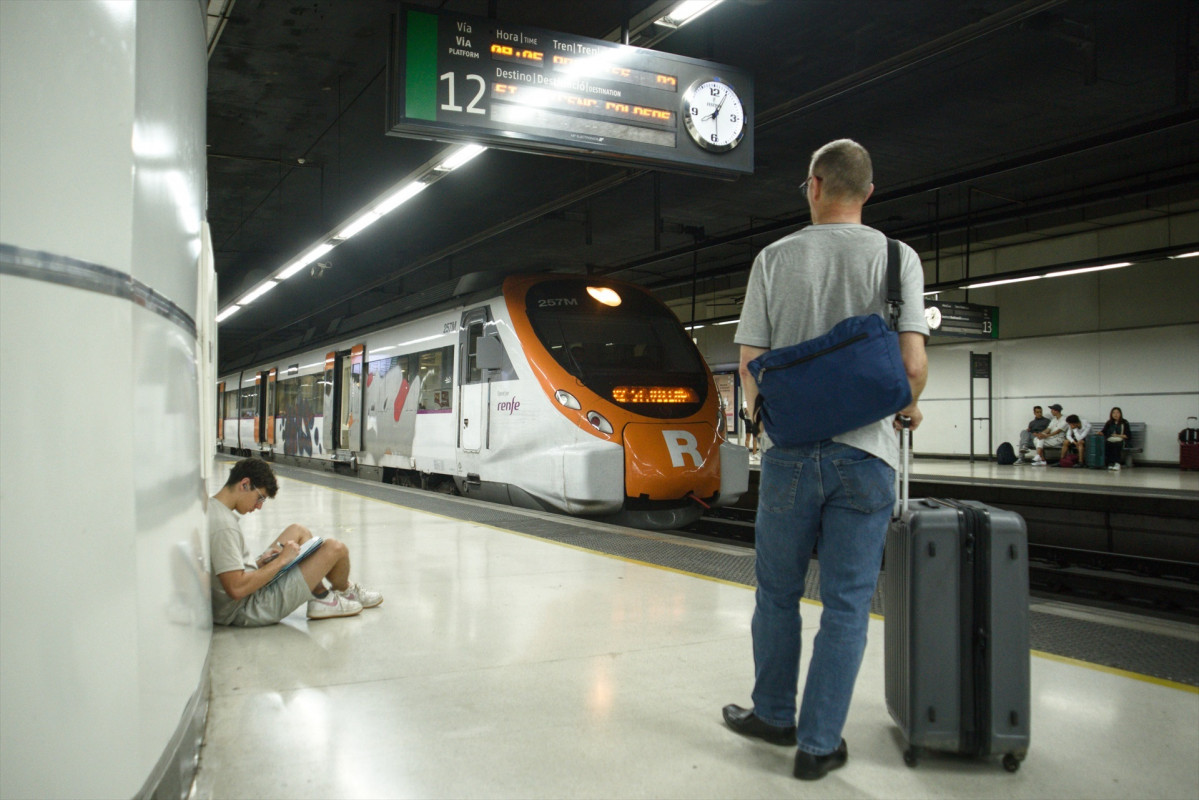 EuropaPress 6036323 pasajeros esperando trenes renfe rodalies 17 junio 2024 barcelona catalunya