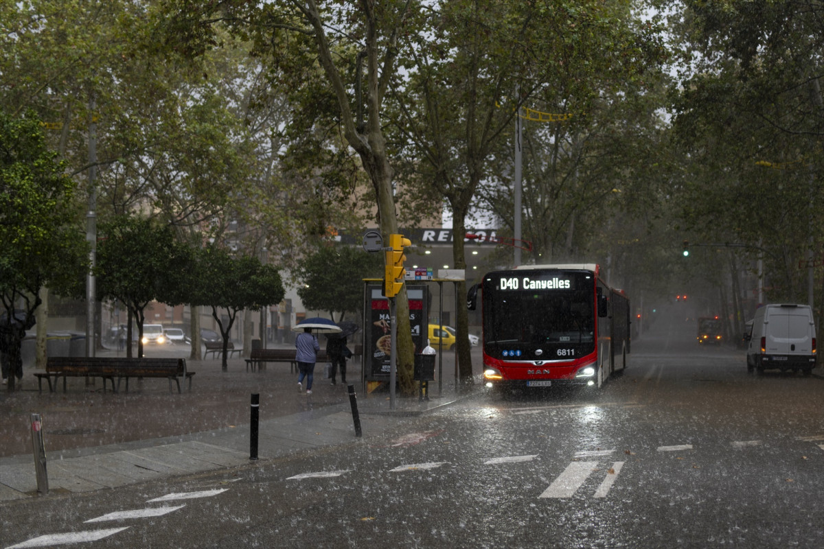 EuropaPress 6312123 varias personas esperan parada bus 30 octubre 2024 barcelona catalunya