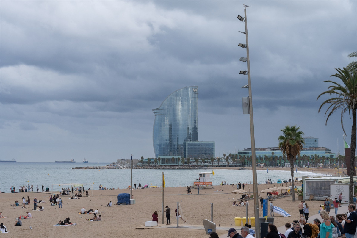 EuropaPress 6221223 mini antena instalada paseo playa barceloneta 18 septiembre 2024 barcelona