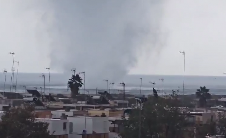 VÍDEO | Impresionantes imágenes de una manga marina devastando Isla Cristina (Huelva)