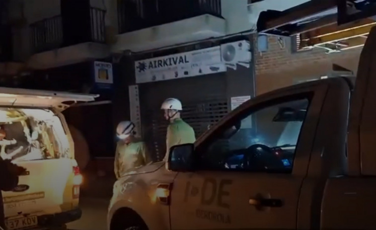 VÍDEO: Reciben entre aplausos a los trabajadores de Iberdrola en Valencia